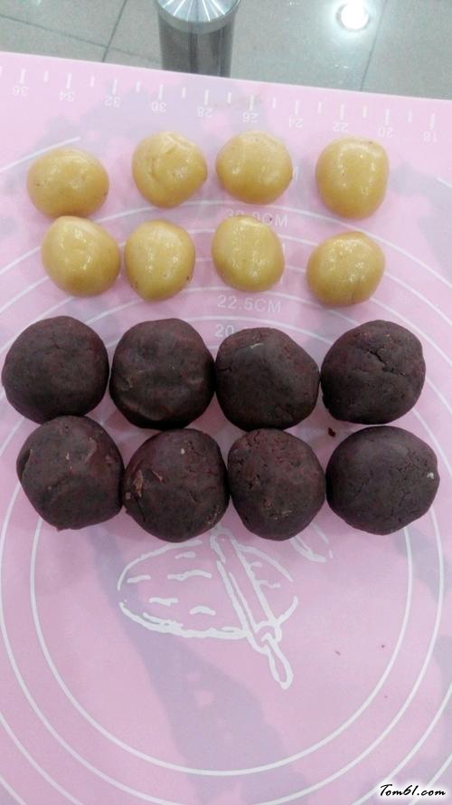 【广式豆沙蛋黄月饼】