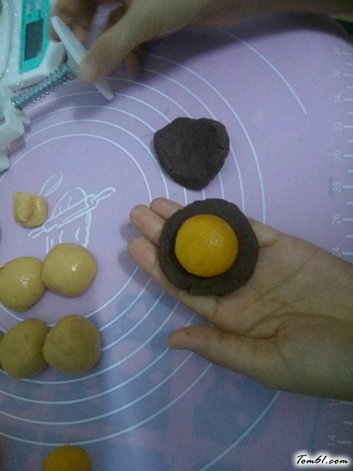 【广式豆沙蛋黄月饼】