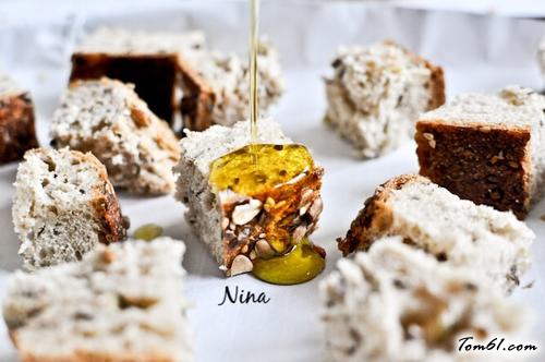 【烤面包粒佐圣女果色拉】