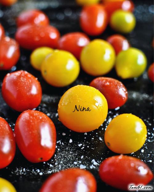 【烤面包粒佐圣女果色拉】