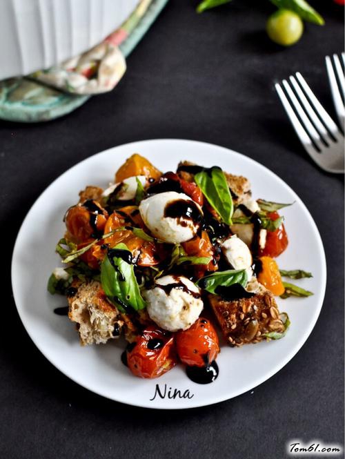 【烤面包粒佐圣女果色拉】