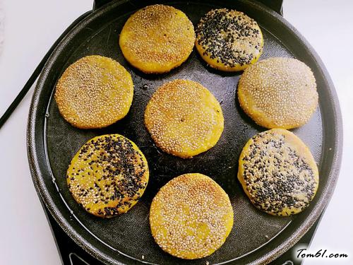 【芝香豆沙南瓜饼〈电饼铛版〉】