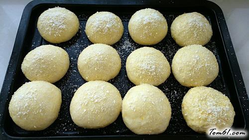 【椰蓉豆沙面包】