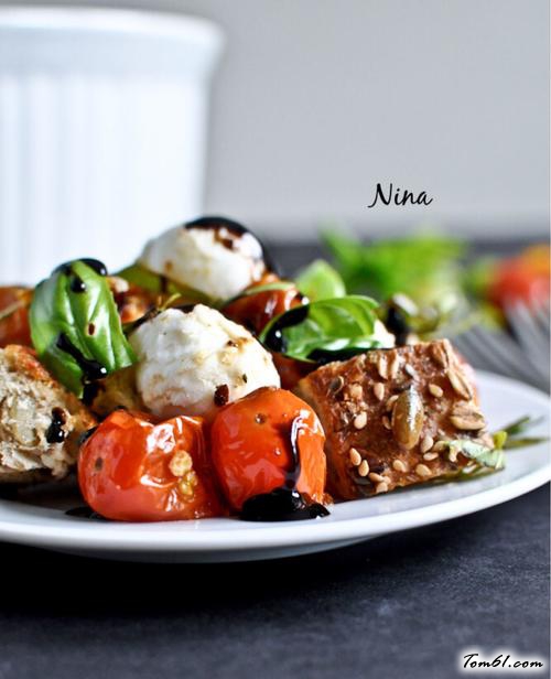 【烤面包粒佐圣女果色拉】