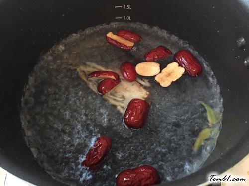 【当归红枣鸡蛋汤】