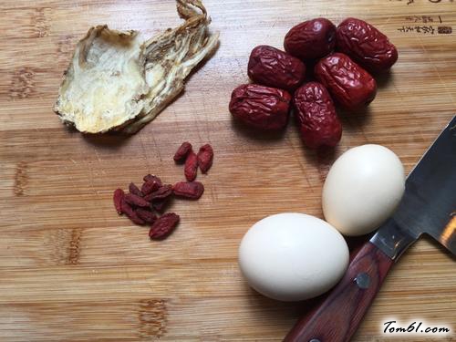 【当归红枣鸡蛋汤】