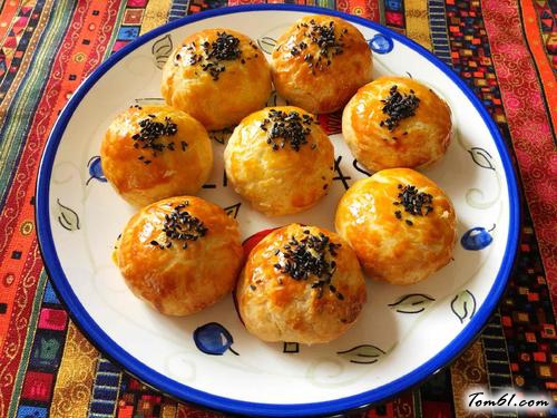 【肉松蛋黄酥】