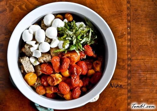 【烤面包粒佐圣女果色拉】
