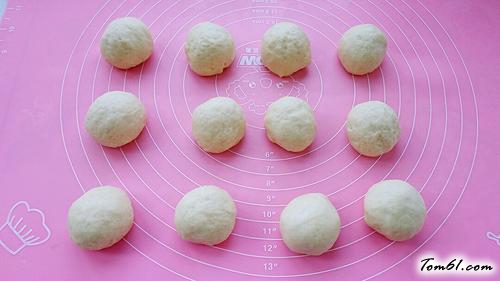 【椰蓉豆沙面包】