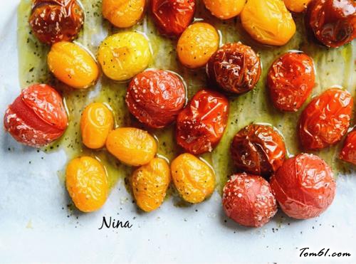 【烤面包粒佐圣女果色拉】