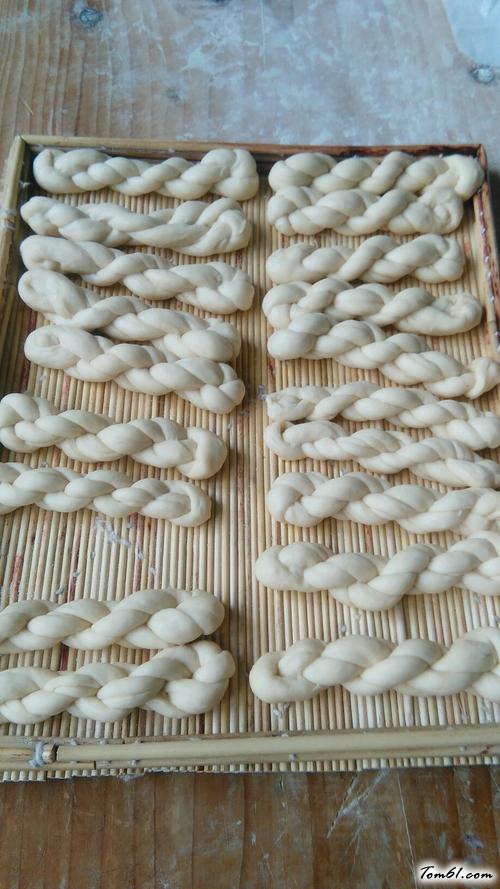 【鸡蛋小麻花】