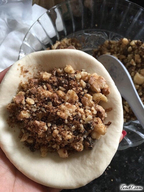 【红糖核桃仁馅饼】