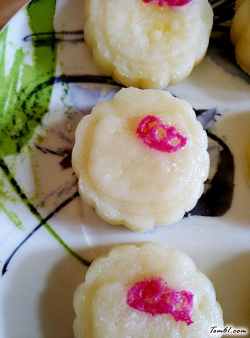 【奶香蛋黄馅冰皮月饼】