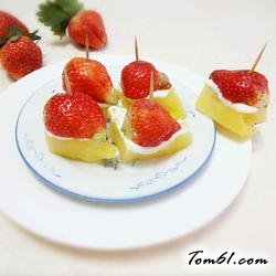 菠萝色拉酱草莓甜点的做法