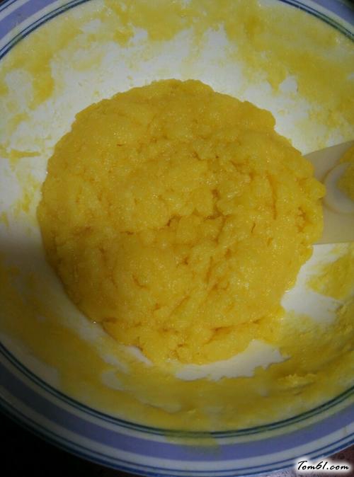 【奶香蛋黄馅冰皮月饼】