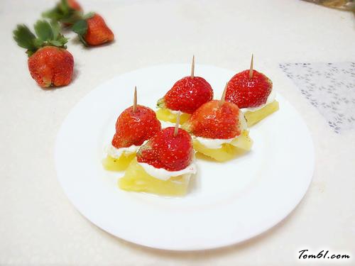 【菠萝色拉酱草莓甜点】