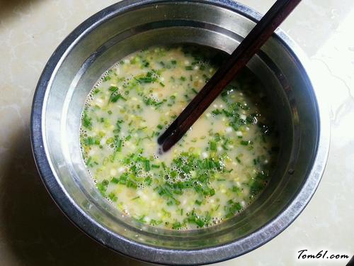 【葱花玉米面蛋饼】