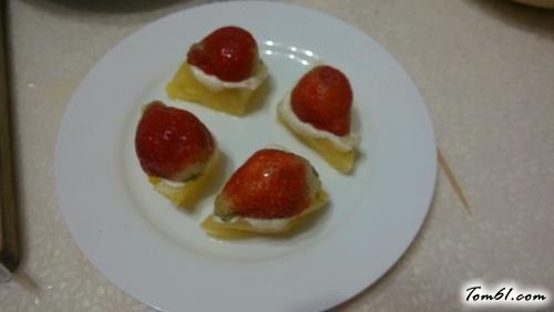 【菠萝色拉酱草莓甜点】