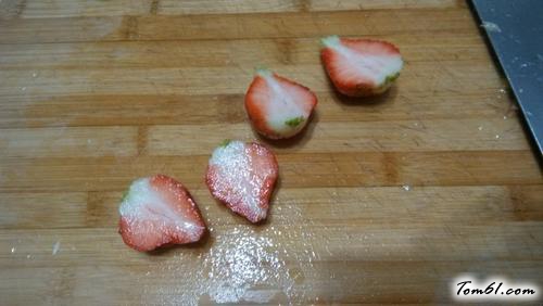 【菠萝色拉酱草莓甜点】