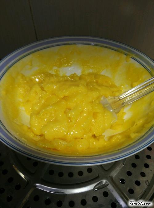 【奶香蛋黄馅冰皮月饼】