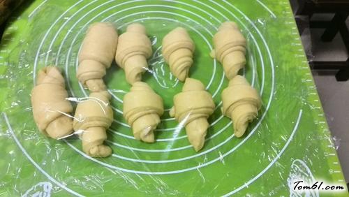 【牛角咸面包】