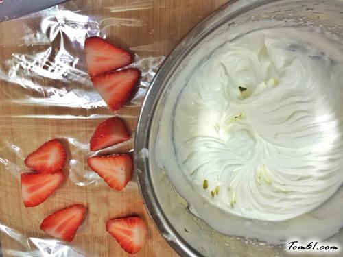 【草莓烫面奶油蛋糕卷】