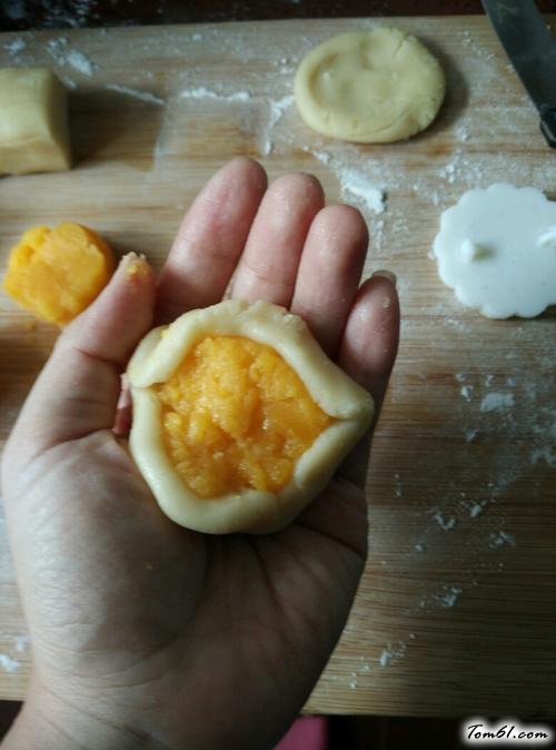 【奶香蛋黄馅冰皮月饼】