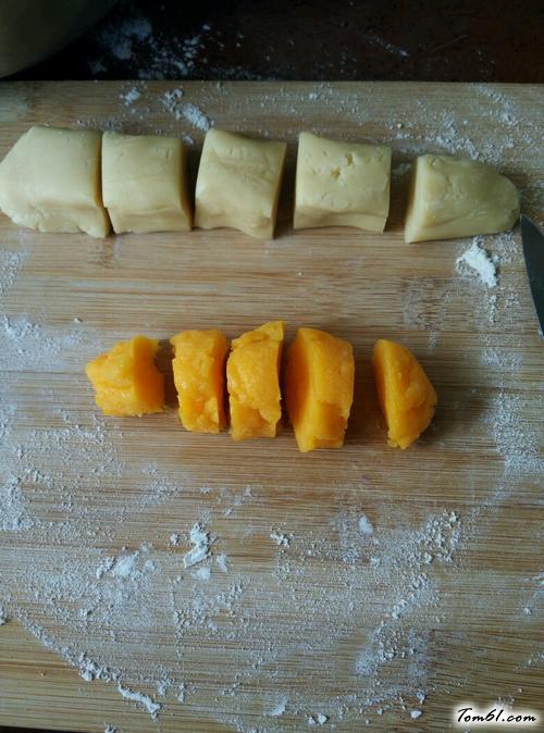 【奶香蛋黄馅冰皮月饼】