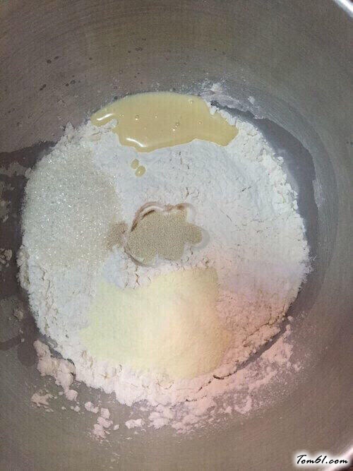 【炼乳小面包】