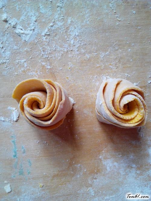 【南瓜玫瑰花卷】