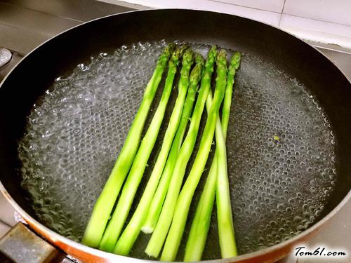 【芦笋鸡蛋“棒棒糖”】