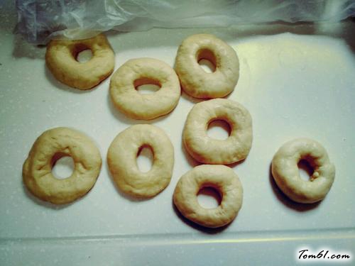 【巧克力淋面甜甜圈】