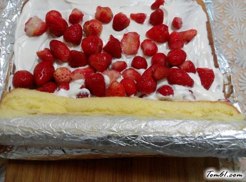 【草莓淡奶油蛋糕卷】