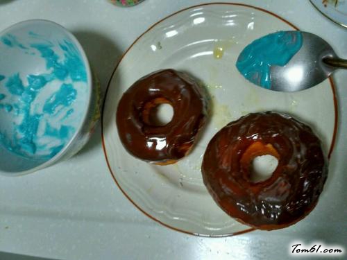 【巧克力淋面甜甜圈】