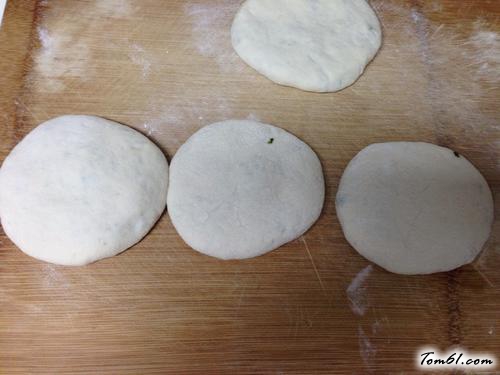 【芹香发面饼】