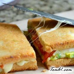 牛油果番茄乳酪吐司的做法