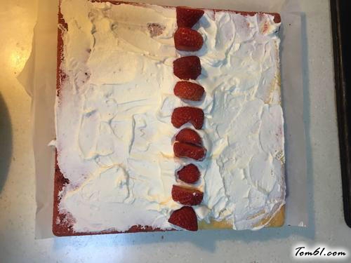 【草莓酸奶蛋糕卷】