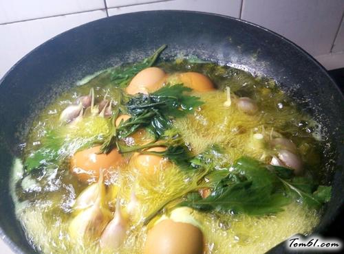 【 端午艾叶煮鸡蛋】