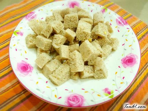 【鸡蛋烤馒头丁】