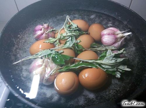 【 端午艾叶煮鸡蛋】