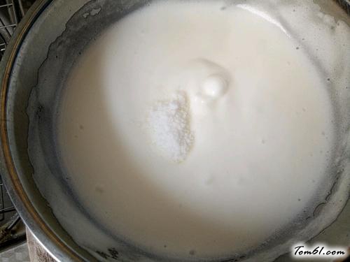 【沙拉肉松双色海绵蛋糕卷】