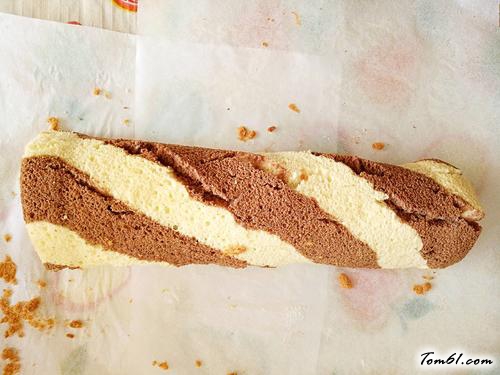 【沙拉肉松双色海绵蛋糕卷】