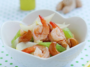 百合腰果炒虾仁，适合夏季吃的食物