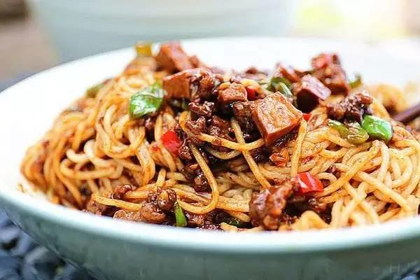 牛肉酱拌面的做法