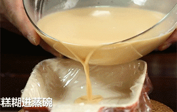 【椰汁煎年糕】面糊到入碗中