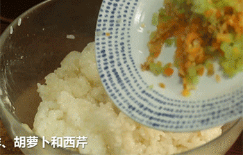 【鲜味黄金砖】倒入蔬菜丁