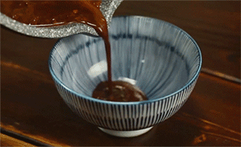 【鸡丝酸辣米线】倒出酱汁
