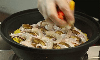 【海鲜烩饭】加入红黄椒