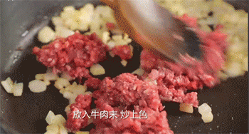 【博洛尼亚肉酱面】倒入牛肉末