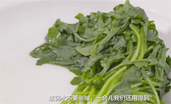 【荠菜冬笋炒年糕】捞起冬笋和芥菜